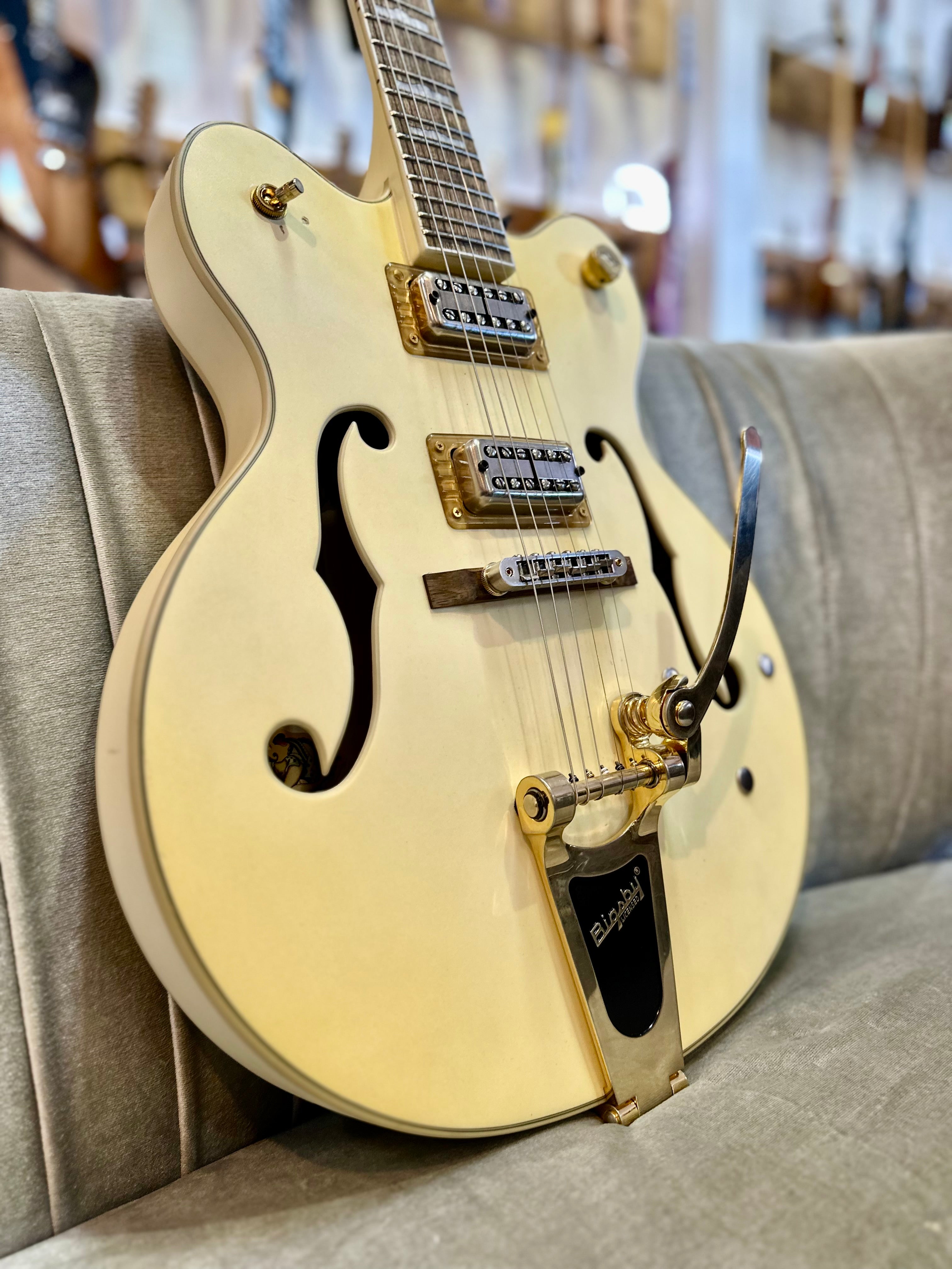 Gretsch | Leadbetter Rabid Dog Relic | G5422TG | Relic Vintage White Gretsch | Leadbetter Rabid Dog Relic | G5422TG | Relic Vintage White